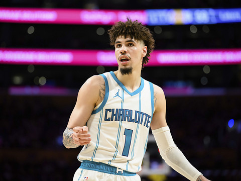 Les Lakers s'inclinent à domicile face à Charlotte