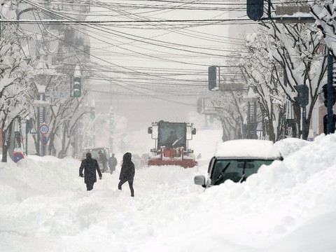 Plusieurs décès après des chutes de neige record au Japon