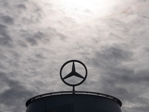 Mercedes-Benz taille dans ses coûts et s'attend à une année morose