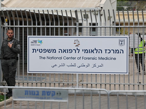 Le Hamas remet les corps de 4 otages: les cercueils à Tel-Aviv