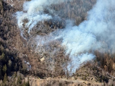 Un blessé dans un feu de broussailles en Basse-Engadine.