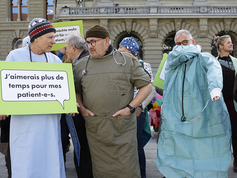 Après la grève des radiologues, les médecins manifestent à Berne