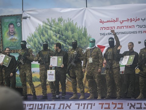 Israël retarde la libération de Palestiniens, retour de six otages