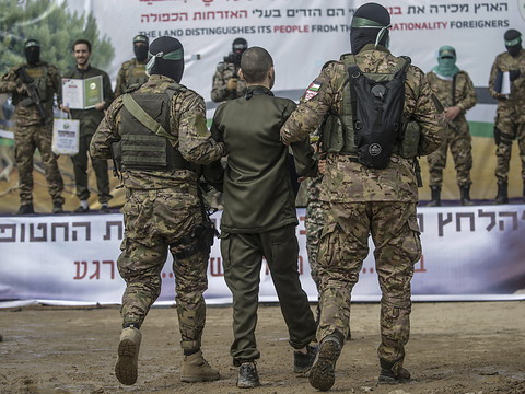 Pas de libérations sans l'arrêt des cérémonies du Hamas, dit Israël