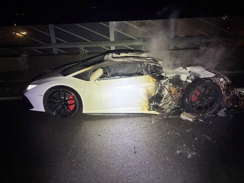 Une Lamborghini prend feu en roulant en Argovie