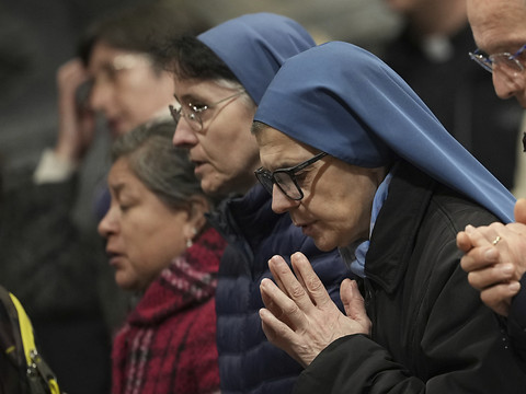 Prières dans le monde pour le pape François, dans un état critique