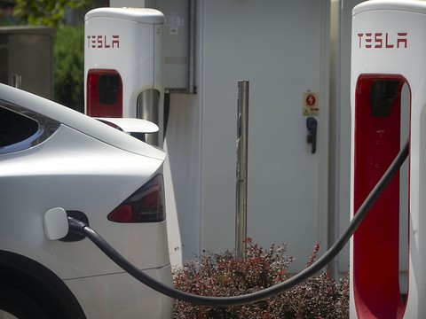 Tesla déploie des fonctions de conduite autonome avancées en Chine