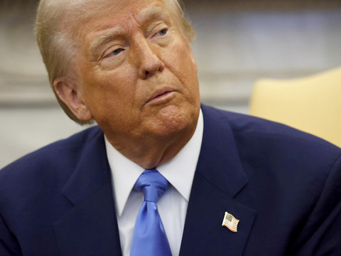 Fausse vidéo de Trump embrassant les pieds de Musk diffusée