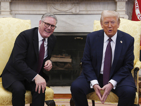 Trump reçoit Starmer avec amitié mais ne promet rien sur l'Ukraine