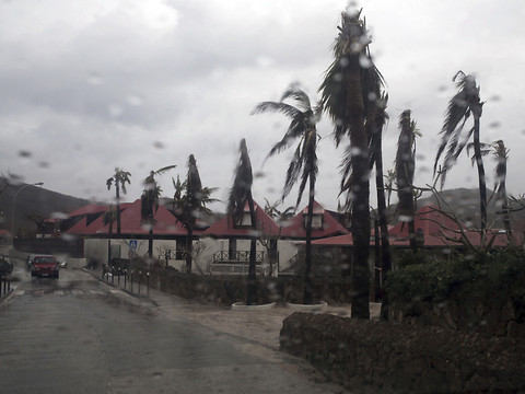 Le cyclone Garance frappe La Réunion, une femme décédée