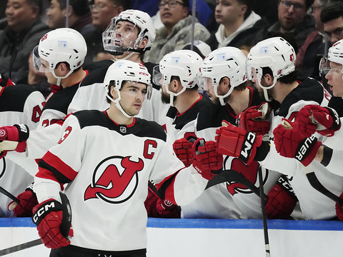 400e point pour Hischier, 200e but pour Fiala