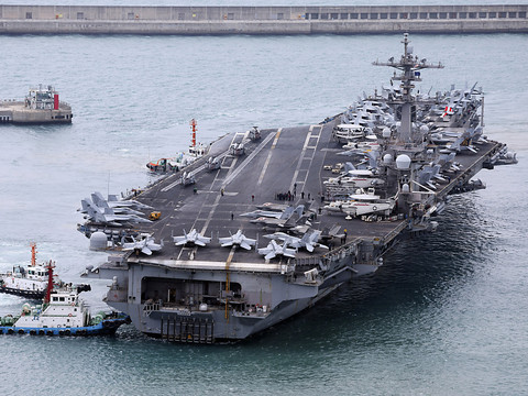 Pyongyang condamne la visite d'un porte-avions américain à Busan