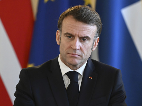 Macron évoque l'abri du parapluie nucléaire français