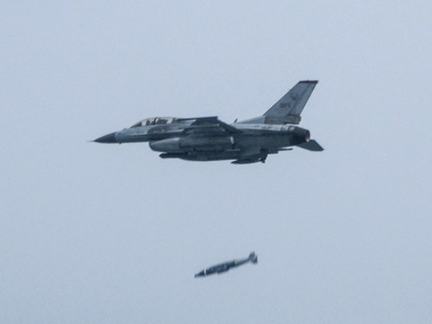 Un avion sud-coréen largue par erreur 8 bombes: sept civils blessés