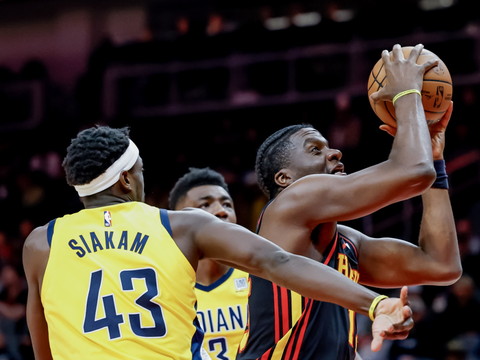 Les Hawks renversent les Pacers dans le dernier quart