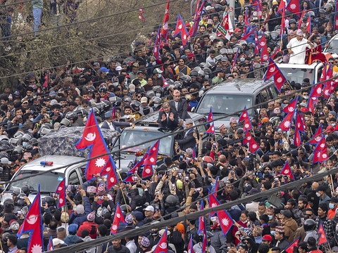 Népal: l'ancien roi accueilli par des milliers de partisans