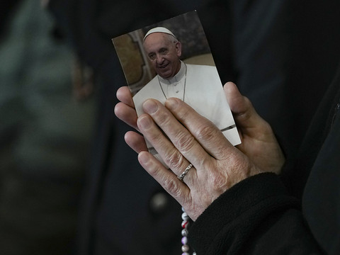 Le pape François va mieux et pourrait bientôt quitter l'hôpital