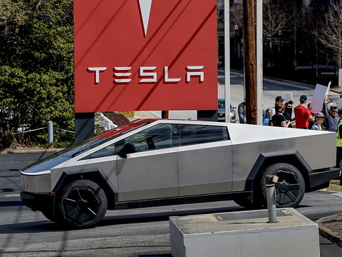 L'action Tesla chute de 15%, effaçant les gains post élections