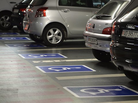 Pas de parcage public gratuit pour les personnes handicapées