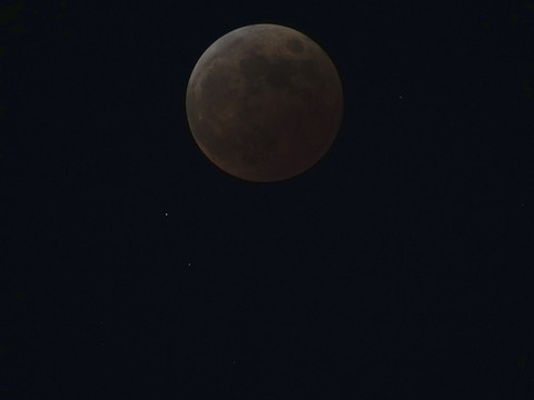 Eclipse dans la nuit de jeudi à vendredi: la Lune va rougir
