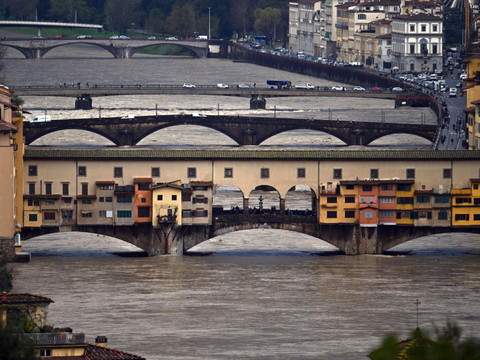 Crue du fleuve Arno en Italie: Florence désormais hors de danger