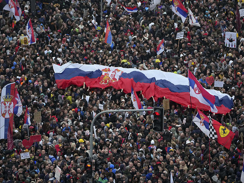 Marée humaine à Belgrade pour une manifestation sous haute tension