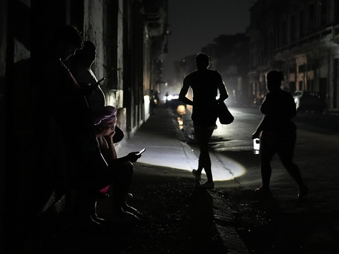 Des millions de Cubains passent une deuxième nuit sans courant