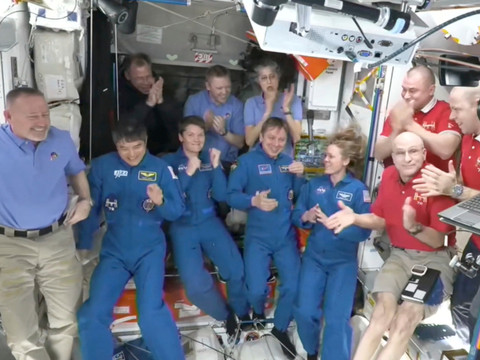 Les astronautes bloqués de l'ISS attendus mardi soir sur Terre