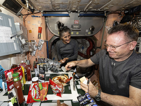 Les deux astronautes coincés dans l'ISS en route pour la Terre