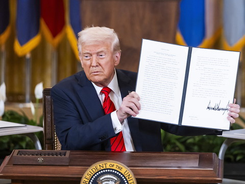 Trump signe un décret pour éliminer le ministère de l'éducation