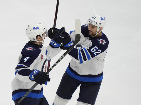 Nino Niederreiter compte - enfin - et gagne
