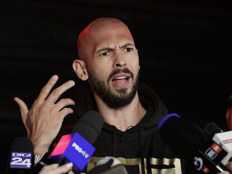 L'influenceur masculiniste Andrew Tate est arrivé en Roumanie