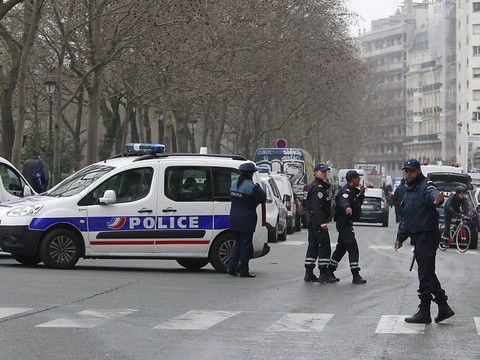 Paris: 13 blessés, dont 10 policiers, après un refus d'obtempérer