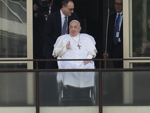 Le pape de retour au Vatican après avoir remercié les fidèles