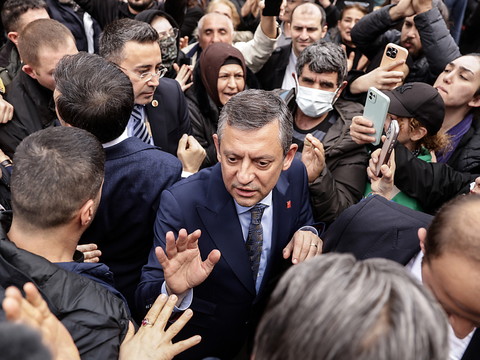 Le maire d'Istanbul démis et incarcéré - contestation