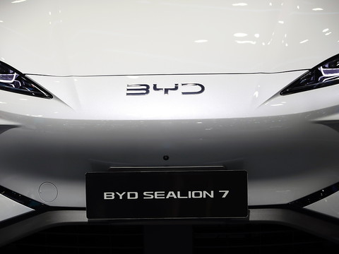 Le géant chinois BYD a dépassé Tesla en 2024