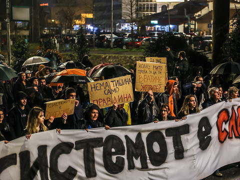 Manifestation à Skopje après l'incendie meurtrier d'une discothèque