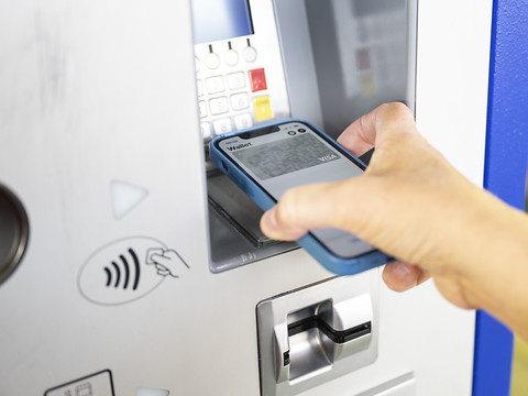 Paiements: la carte de débit prend le pas sur l'argent liquide
