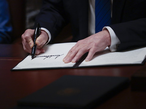 Trump signe un décret pour réformer le processus électoral