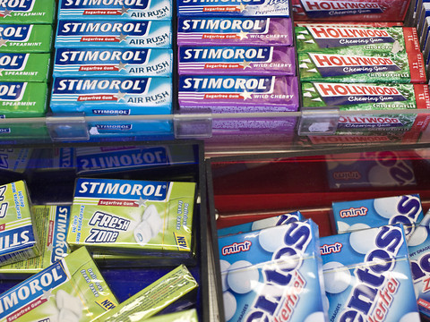 Avec les chewing-gums, des microplastiques relâchés dans la bouche