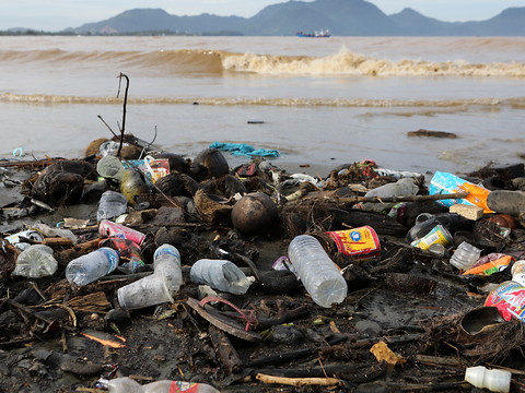 Toujours plus de pollution plastique de Coca-Cola dans les eaux