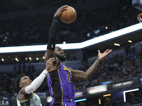LeBron James sauve les Lakers à la sirène