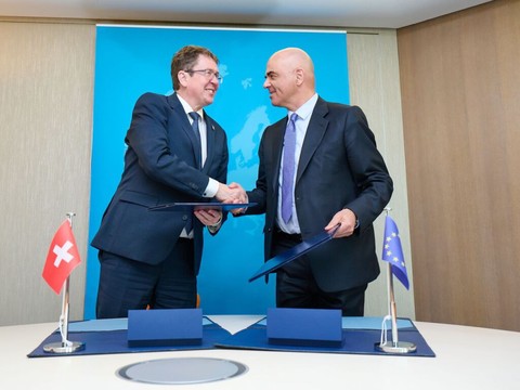 Albert Rösti signe la convention du Conseil de l'Europe sur l'IA