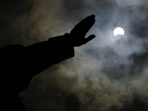 Eclipse partielle de soleil au-dessus de la Suisse samedi