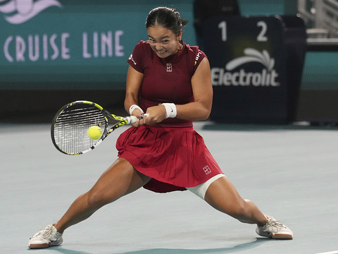 Alexandra Eala tombe les armes à la main