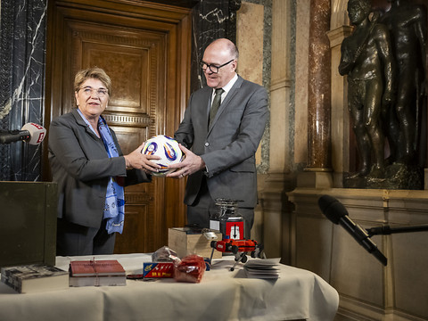 Ballon de foot, biscuits militaires et livres pour Martin Pfister