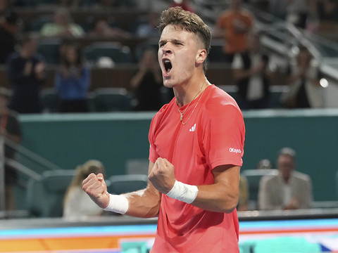 Mensik bat Fritz et défiera Djokovic en finale