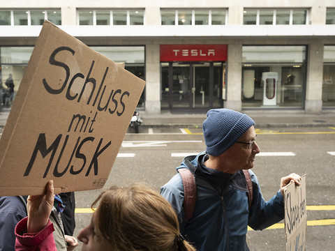 L'enseigne Tesla de Lausanne vandalisée, un jeune homme arrêté