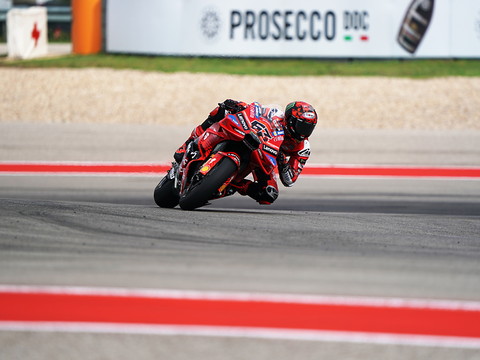 Bagnaia s'impose à Austin, Marc Marquez chute
