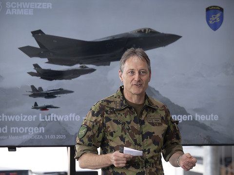 Entraînement avec des F/A-18 sur l'aéroport civil de Belp-Berne